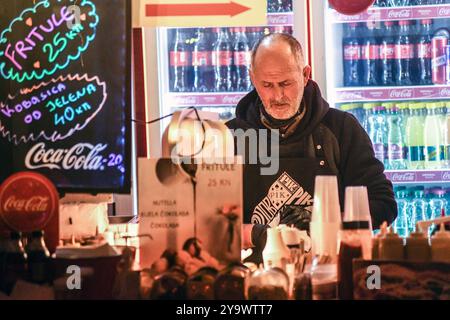 Negozio di Street food in piazza Ban Jelacic durante il Natale. Zagabria, Croazia Foto Stock