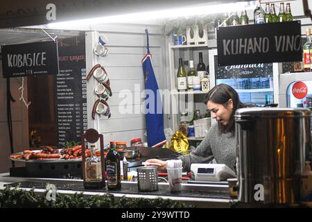 Negozio di Street food in piazza Ban Jelacic durante il Natale. Zagabria, Croazia Foto Stock