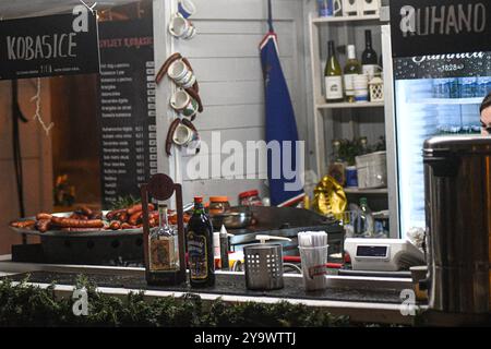 Negozio di Street food in piazza Ban Jelacic durante il Natale. Zagabria, Croazia Foto Stock