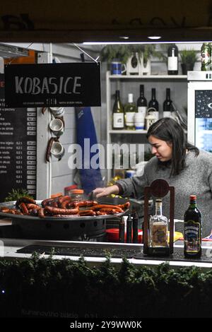 Negozio di Street food in piazza Ban Jelacic durante il Natale. Zagabria, Croazia Foto Stock