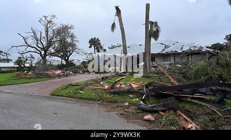 Stuart, Stati Uniti. 10 ottobre 2024. Case danneggiate e alberi abbattuti in seguito all'uragano Milton, 10 ottobre 2024 a Stuart, Florida. L'uragano Milton sbarcò a Siesta Key, come uragano di categoria 3 e generò tornado in tutto lo stato. Credito: TSgt. Chelsea Smith/US Air Force Photo/Alamy Live News Foto Stock