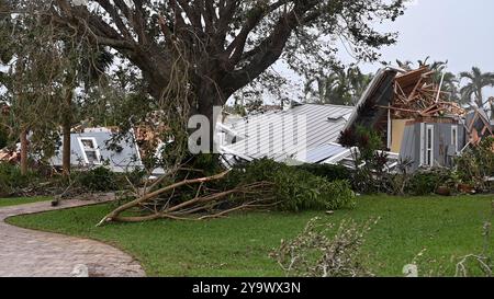 Stuart, Stati Uniti. 10 ottobre 2024. Case danneggiate e alberi abbattuti in seguito all'uragano Milton, 10 ottobre 2024 a Stuart, Florida. L'uragano Milton sbarcò a Siesta Key, come uragano di categoria 3 e generò tornado in tutto lo stato. Credito: TSgt. Chelsea Smith/US Air Force Photo/Alamy Live News Foto Stock