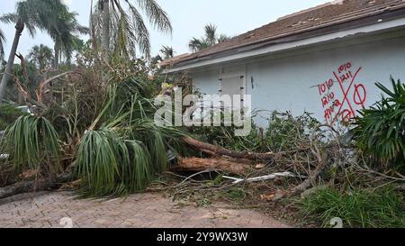 Stuart, Stati Uniti. 10 ottobre 2024. Case danneggiate e alberi abbattuti in seguito all'uragano Milton, 10 ottobre 2024 a Stuart, Florida. L'uragano Milton sbarcò a Siesta Key, come uragano di categoria 3 e generò tornado in tutto lo stato. Credito: TSgt. Chelsea Smith/US Air Force Photo/Alamy Live News Foto Stock