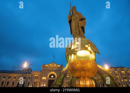 Monumento a Stefan Nemanja in Piazza Sava, con il Museo storico della Serbia sullo sfondo. Belgrado, Serbia Foto Stock