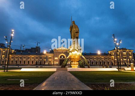 Monumento a Stefan Nemanja in Piazza Sava, con il Museo storico della Serbia sullo sfondo. Belgrado, Serbia Foto Stock