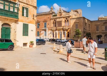 MDINA, MALTA - 2 SETTEMBRE 2024: I turisti esplorano la storica città di Medina, una città medievale fortificata racchiusa in bastioni. Serviva da berretto di Malta Foto Stock