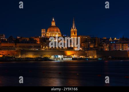 Vista notturna di la Valletta con la Cattedrale Anglicana di San Paolo e la Basilica di nostra Signora del Carmelo, Malta Foto Stock