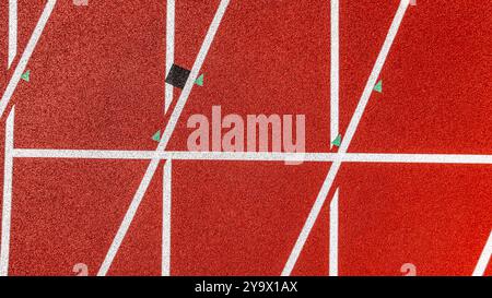 Immagine aerea di una nuova pista da corsa rossa con linee di corsia bianche e altre marcature. Foto Stock