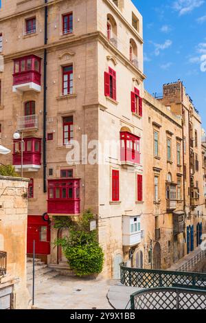 Edifici tradizionali maltesi con balconi colorati nel centro storico di la Valletta, Malta Foto Stock