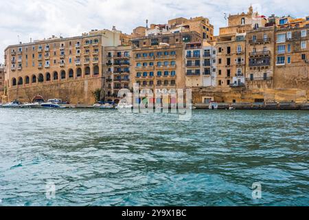 Edifici tradizionali maltesi con balconi colorati nel centro storico di la Valletta, Malta Foto Stock