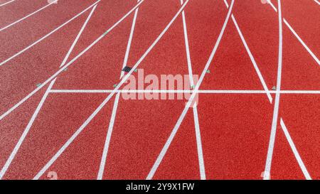 Immagine aerea di una nuova pista da corsa rossa con linee di corsia bianche e altre marcature. Foto Stock