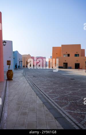 Doha, Qatar - 19 ottobre. 2023: Riqualificazione del vecchio porto di Doha nel quartiere dello shopping di Mina con tradizionale stile architettonico colorato locale Foto Stock