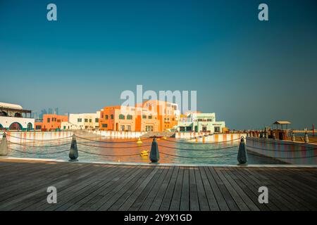 Doha, Qatar - 19 ottobre 2023: Riqualificazione del vecchio porto di Doha nel distretto di Mina Box Park Qatar Foto Stock