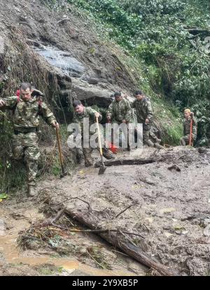 Contea di Polk, Stati Uniti. 26 settembre 2024. I soldati dell'esercito degli Stati Uniti della 130th Maneuver Enhancement Brigade, camminano oltre una frana di fango durante le operazioni di ricerca e salvataggio a seguito di inondazioni record dall'uragano Helene, il 26 settembre 2024 nella contea di Polk, Carolina del Nord. Crediti: Sergente Jordan Hayden/US Army Photo/Alamy Live News Foto Stock