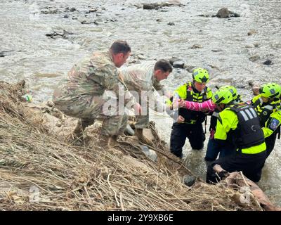 Contea di Polk, Stati Uniti. 26 settembre 2024. I soldati dell'esercito degli Stati Uniti della 130th Maneuver Enhancement Brigade e i soccorritori civili Swiftwater salvano un sopravvissuto intrappolato dall'acqua alluvionale dall'uragano Helene, il 26 settembre 2024 nella contea di Polk, Carolina del Nord. Crediti: Sergente Jordan Hayden/US Army Photo/Alamy Live News Foto Stock