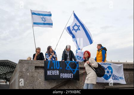 Protesta palestinese israeliana a Colonia, Germania, 07.10.2024, conflitto di guerra tra ebrei e musulmani, ricordando le vittime e gli ostaggi del terrore Foto Stock