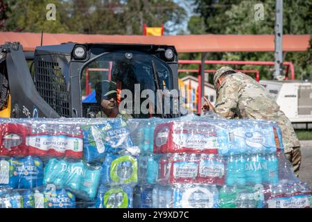 Hot Springs, Stati Uniti. 9 ottobre, 2024. I soldati dell'esercito americano con Task Force Castle caricano acqua in bottiglia sui veicoli per la distribuzione ai sopravvissuti dopo l'uragano Helene, il 9 ottobre 2024 a Hot Springs, Carolina del Nord. Crediti: Charles Delano/US Army Photo/Alamy Live News Foto Stock