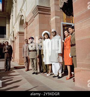 La First Lady statunitense Jacqueline Kennedy, presidente dell’India Dr. Rajendra Prasad (centro) la sorella della signora Kennedy, la principessa Lee Radziwill della Polonia, si trova davanti alla porta di Rashtrapati Bhavan, residenza ufficiale del presidente, nuova Delhi, India, Cecil Stoughton, fotografie della Casa Bianca, 12 marzo 1962 Foto Stock