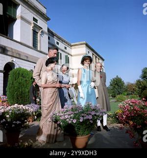 Indira Gandhi, figlia del primo ministro, ambasciatore degli Stati Uniti in India, John Kenneth Galbraith, Kitty Galbraith, la first lady statunitense Jacqueline Kennedy e il primo ministro Jawaharlal Nehru durante la visita della signora Kennedy alla residenza, residenza del primo ministro, Teen Murti Bhavan, nuova Delhi, Delhi, Delhi, India, Cecil Stoughton, White House Photographs, 13 marzo 1962 Foto Stock