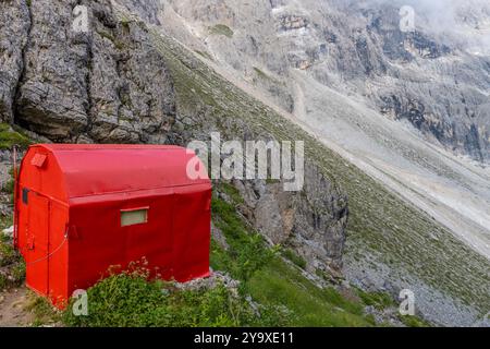 Bivaco nelle Dolomiti. Bivacco alpino piccolo rifugio in alto sulle montagne delle Dolomiti Alpi tra le rocce ad alta quota. Rifugio di montagna Foto Stock