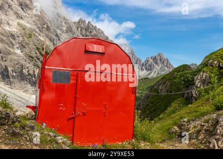 Bivaco nelle Dolomiti. Bivacco alpino piccolo rifugio in alto sulle montagne delle Dolomiti Alpi tra le rocce ad alta quota. Rifugio di montagna Foto Stock