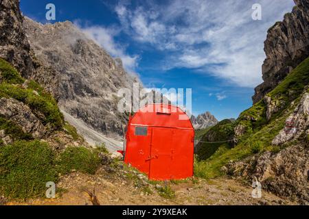 Bivaco nelle Dolomiti. Bivacco alpino piccolo rifugio in alto sulle montagne delle Dolomiti Alpi tra le rocce ad alta quota. Rifugio di montagna Foto Stock