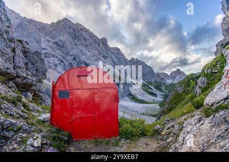 Bivaco nelle Dolomiti. Bivacco alpino piccolo rifugio in alto sulle montagne delle Dolomiti Alpi tra le rocce ad alta quota. Rifugio di montagna Foto Stock