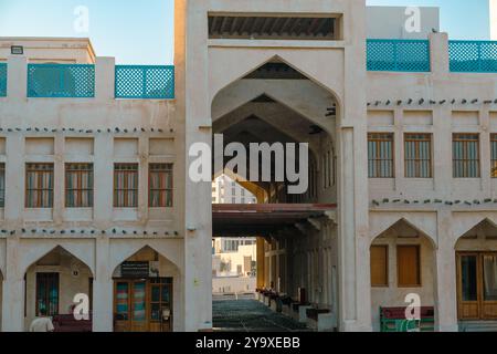 Doha, Qatar, 09 febbraio 2024: Tradizionale edificio arabo costruito in legno e fango decorato con una facciata in tradizionale stile arabo. Foto Stock