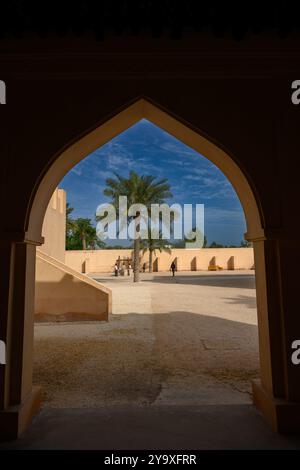 Doha, Qatar - 16 febbraio 2024: Veduta del nuovo edificio del Museo Nazionale del Qatar progettato dall'architetto Jean Nouvel come rosa del deserto, aperto nel 2019. Foto Stock