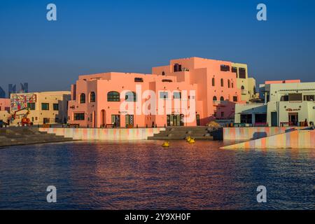 Doha, Qatar - 1 dicembre 2023: La colorata villa nel Porto Vecchio Foto Stock