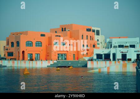 Doha Qatar: 19 ottobre 2023, Porto Vecchio di Doha, edifici colorati "Vista ad angolo basso dell'edificio contro il cielo" Foto Stock