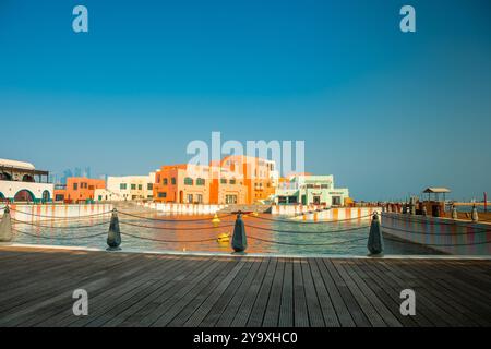 Doha Qatar: 19 ottobre 2023, Porto Vecchio di Doha, edifici colorati "Vista ad angolo basso dell'edificio contro il cielo" Foto Stock