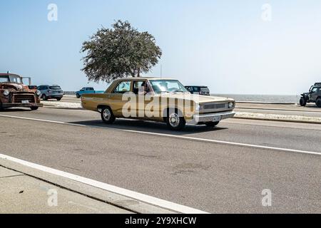 Gulfport, MS - 4 ottobre 2023: Vista grandangolare dell'angolo anteriore di una berlina a 4 porte Plymouth Valiant Signet 1969 in una mostra di auto locale. Foto Stock