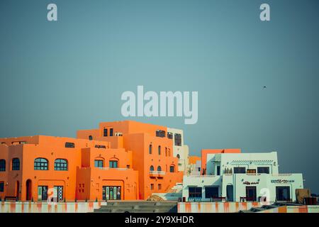 Doha Qatar: 19 ottobre 2023, Porto Vecchio di Doha, edifici colorati "Vista ad angolo basso dell'edificio contro il cielo" Foto Stock