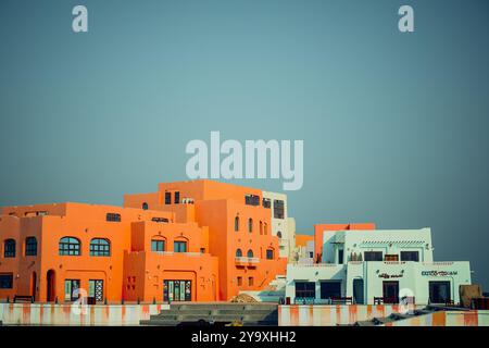 Doha Qatar: 19 ottobre 2023, Porto Vecchio di Doha, edifici colorati "Vista ad angolo basso dell'edificio contro il cielo" Foto Stock