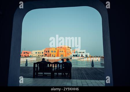 Doha Qatar: 19 ottobre 2023, Porto Vecchio di Doha, edifici colorati "Vista ad angolo basso dell'edificio contro il cielo" Foto Stock