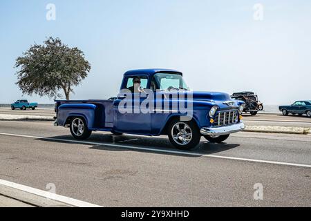 Gulfport, MS - 4 ottobre 2023: Vista grandangolare dell'angolo anteriore di un pick-up Chevrolet 3600 Stepside del 1955 in una mostra automobilistica locale. Foto Stock