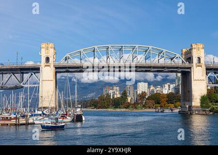 Il Burrard Street Bridge visto da Granville Island a Vancouver Canada Foto Stock