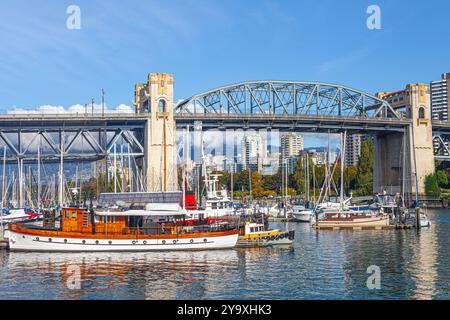 Il Burrard Street Bridge visto da Granville Island a Vancouver Canada Foto Stock