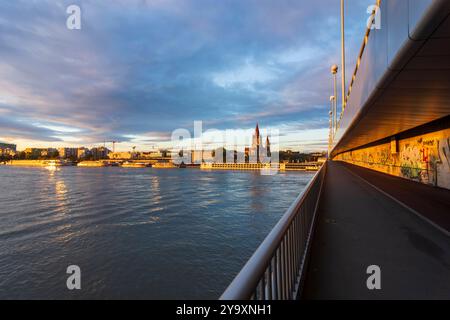 fiume Donau Danubio, alba, ponte Reichsbrücke, terminal delle navi da crociera, chiesa Franz von Assisi Vienna 02. Leopoldstadt Wien Austria Foto Stock