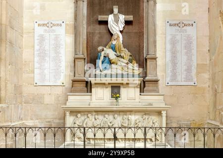 Francia, Meurthe et Moselle, Toul, cattedrale di Saint Etienne costruita tra il XIII e il XVI secolo in stile gotico sgargiante, cappella commemorativa di Saint Laurent dedicata ai soldati morti durante la prima guerra mondiale con la statua di Pietà che tiene Gesù Cristo tra le braccia, in fondo all'altare la cena del XVI secolo Foto Stock