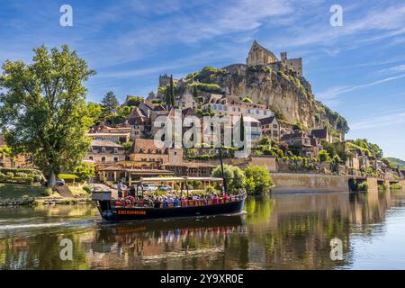 Francia, Dordogna, Périgord Noir, Beynac-et-Cazenac, etichettato Les Plus Beaux Villages de France, tour guidato della Dordogna a bordo di un gabare, barca a fondo piatto utilizzata in passato per il trasporto di merci Foto Stock