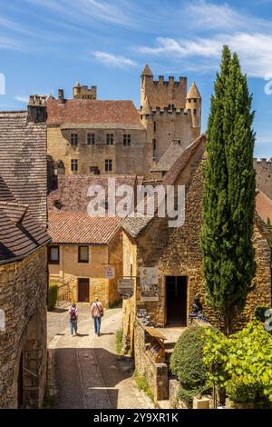 Francia, Dordogna, Périgord Noir, vallée de la Dordogne, Beynac-et-Cazenac, etichettato Les Plus Beaux Villages de France, vicoli e case in pietra dell'alto villaggio medievale e il castello del XII secolo sullo sfondo Foto Stock