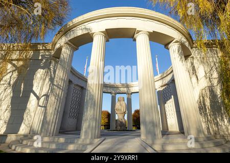 France, Meurthe et Moselle, Thiaucourt Regnieville, Saint Mihiel American Cemetery and Memorial, patrimonio mondiale dell'UNESCO, contiene i corpi di 4158 soldati americani, i nomi di 284 soldati americani i cui cadaveri non sono mai stati trovati sono scritti sulle pareti del Memoriale, al centro un'urna funeraria in granito rosa Foto Stock