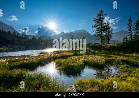 Italia, Valle d'Aosta, Champorcher, escursioni nel Parco naturale del Mont Avic, vicino al rifugio Barbrel, tramonto sul Lago di Vallette e la vetta del Mont Avic al centro Foto Stock