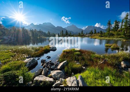 Italia, Valle d'Aosta, Champorcher, escursioni nel Parco naturale del Mont Avic, vicino al rifugio Barbrel, tramonto sul Lago di Vallette e la vetta del Mont Avic al centro Foto Stock