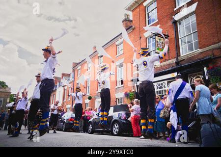 Danza Morris, danza tradizionale delle isole britanniche che coinvolge bastoni, fazzoletti e campane Foto Stock