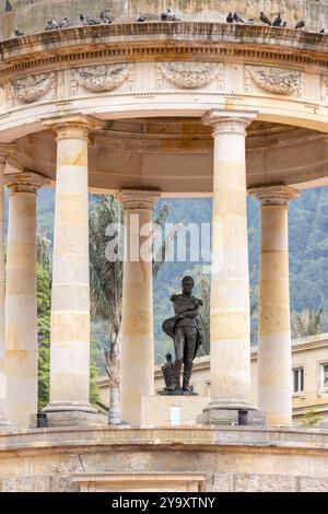 Colombia, dipartimento di Cundinamarca, Bogotà, piazza Gabriel García Márquez e la statua di Simón Bolivar Foto Stock