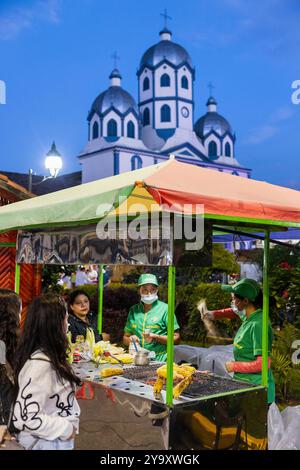 Colombia, Dipartimento di Quindio, Coffee Cultural Landscape of Colombia, patrimonio mondiale dell'UNESCO, villaggio di Filandia, chiosco di cibo Foto Stock