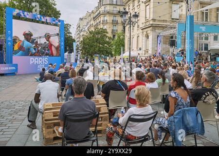 Francia, Parigi, fan zone del 15° arrondissement Municipio durante le Olimpiadi estive del 2024, folla davanti al grande schermo Foto Stock